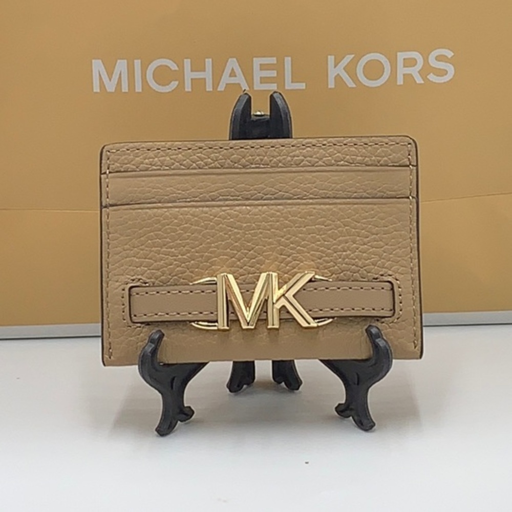MICHAEL KORS
Reed Large Pebbled Leather Card Holder
Case Wallet
COLOR: CAMEL